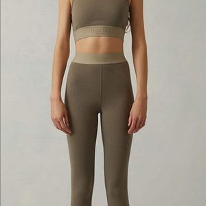 NWT, never worn Fear of God Desert Taupe ankle length leggings Size Small Womens
